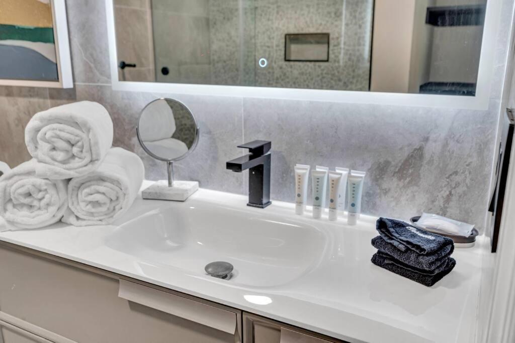 Apartamento Luxurious Private Unit With Parking Miami Exterior foto